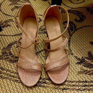 NWT Elegant Rose Gold Sparkly Women's Heels
Size 9.5